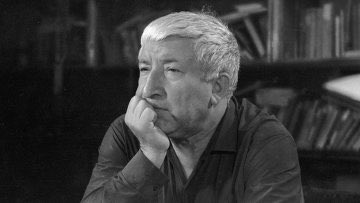 إن الانسان في حاجة الى عامين ليتعلم الكلام ، ويحتاج الى ستين عاما ليتعلم الصمت.

مرۆڤ پێویستی بە دوو ساڵە بۆ ئەوەی فێری قسەکردن بێت، وە پێویستی بە شەست ساڵە بۆ ئەوەی فێری بێدەنگی بێت.

رسول حمزاتوف