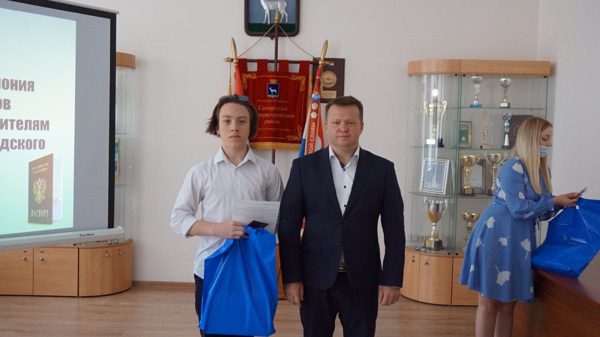 AdmSamRna's tweet photo. Накануне Дня России в @AdmSamRna состоялось вручение паспортов РФ. Главный документы ребятам вручил Глава @rradyukov. Директор @gym3sam_ru Светлана Ильина и зам председателя регионального совета сторонников партии «ЕР» Роман Балтер пожелали молодым людям счастья и удачи в жизни. https://t.co/WLQaCpnf8R