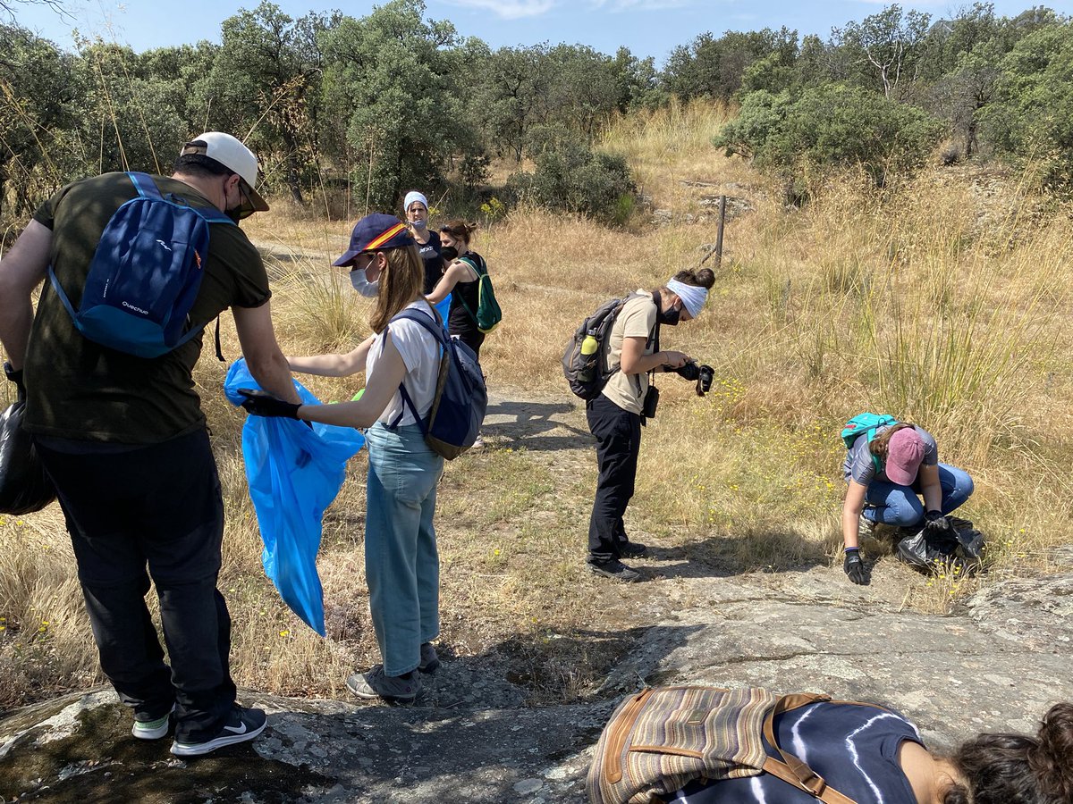 isendra's tweet photo. Having the chance to pick litter in a working day… priceless. Que tu empresa te dé un día de vacaciones para recoger basura del monte… ni tiene precio. @ymediawink  @dentsuintl @dentsuESP  @dentsuX_Global @basuraleza @aps_stop https://t.co/kGywdc1PAr
