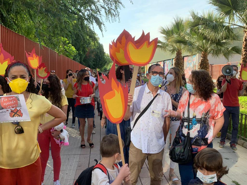 El AMPA Sta María de Gracia protesta por la deficiente instalación eléctrica en su centro. Más recursos y más inversión para la pública. Nuestra federación siempre en defensa de lo público,