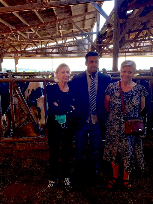 PerrierAlexis_'s tweet photo. Avec @RobertClaudine_, Marie-Thérèse Chalin et l’équipe de campagne.

Nous avons visité la ferme d’Idoine, producteurs laitiers🐄 à #Sauchay.
Fabricant de la crème, du beurre, des yaourts…

Depuis peu, il transforme le lait🥛en glace🍦🍨avec différents parfums au choix. https://t.co/PKsNwGjg9a