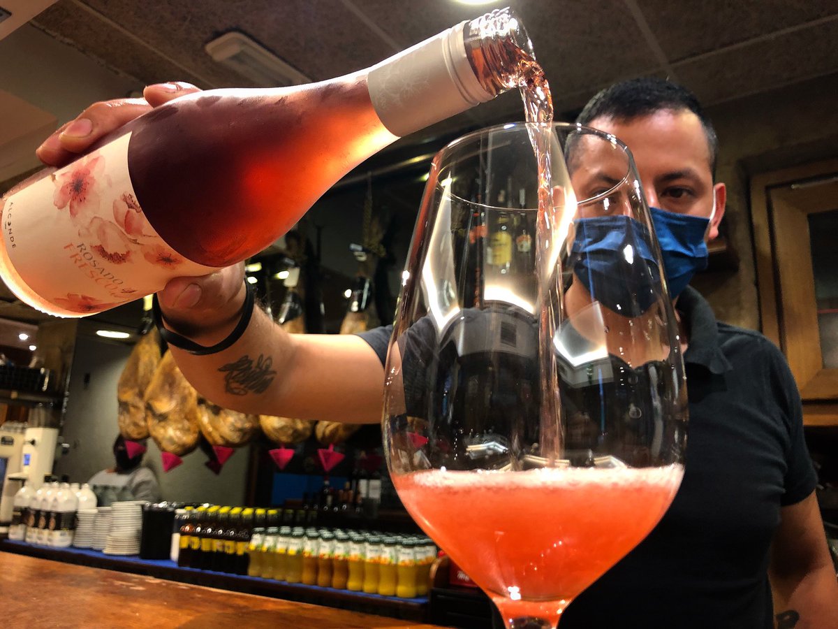 TxuletaRest's tweet photo. ¡Champán de Lerín! Así le llama Ander Esarte a nuestro Alconde de Aguja @BodegasAlconde . Oso-oso goxoa, zapore ederrekoa eta arina oso! Eskatu, ez zarete damutuko! #txuleta #gureedariak #nuestrabodega https://t.co/6fzVijv7eW