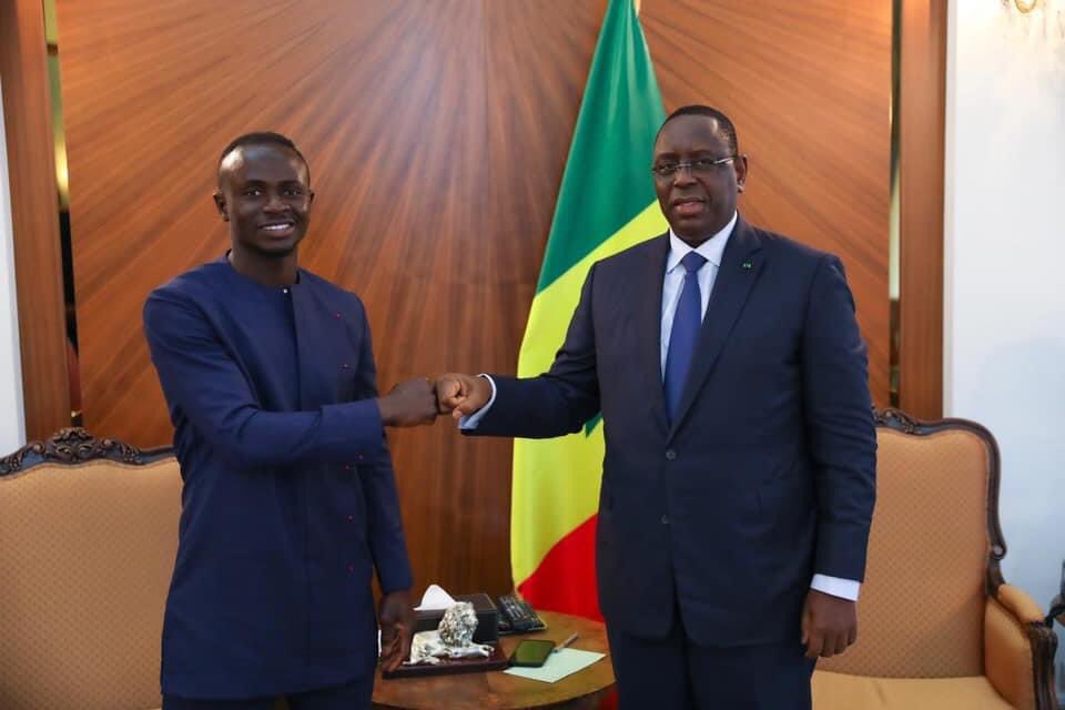 fasttracksn's tweet photo. Le footballeur Sadio Mané a été reçu cet après-midi par le Président @Macky_Sall. L’attaquant de Liverpool a présenté au Chef de l’Etat un ambitieux projet de construction d’un hôpital à Bambali et compte sur l'accompagnement de l'Etat pour le personnel médical. #kebetu https://t.co/IKiEulQRNP