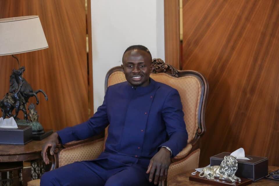 fasttracksn's tweet photo. Le footballeur Sadio Mané a été reçu cet après-midi par le Président @Macky_Sall. L’attaquant de Liverpool a présenté au Chef de l’Etat un ambitieux projet de construction d’un hôpital à Bambali et compte sur l'accompagnement de l'Etat pour le personnel médical. #kebetu https://t.co/IKiEulQRNP