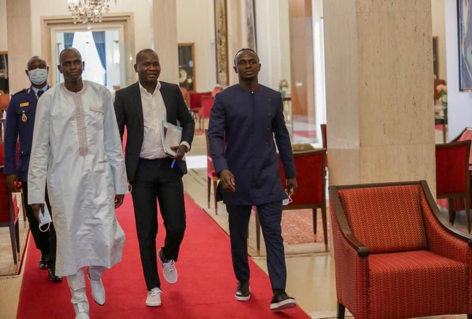 fasttracksn's tweet photo. Le footballeur Sadio Mané a été reçu cet après-midi par le Président @Macky_Sall. L’attaquant de Liverpool a présenté au Chef de l’Etat un ambitieux projet de construction d’un hôpital à Bambali et compte sur l'accompagnement de l'Etat pour le personnel médical. #kebetu https://t.co/IKiEulQRNP