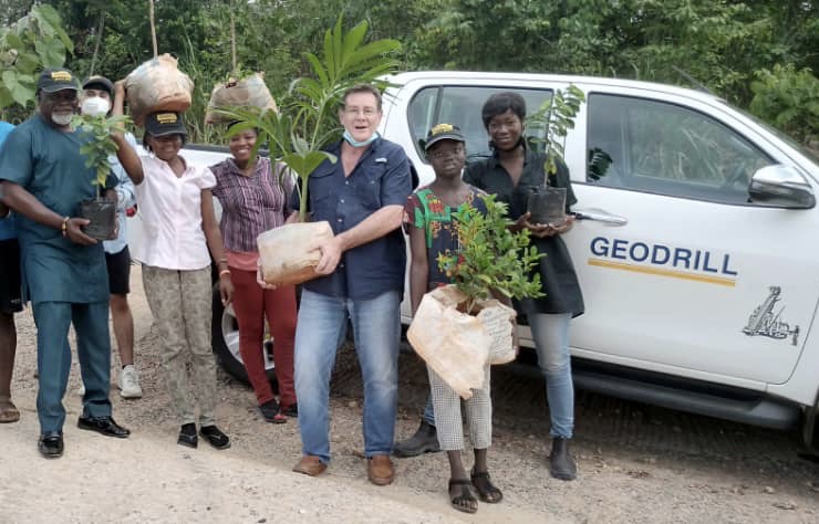 news_ghana's tweet photo. Azumah Nelson and Ama K. Abebrese join Geodrill to plant trees https://t.co/YMQamH2gfh #Environmentalnews #Accra #AmaKAbebrese #AzumahTree #Geodrill https://t.co/2Tx29OBe9f