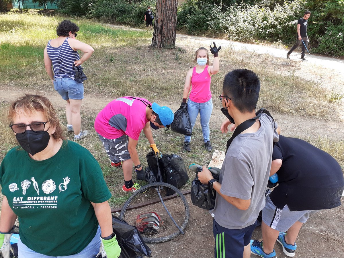 Alex_Pereznav's tweet photo. Dies d'aquells on recordem que els petits canvis són poderosos! #letscleanupday revitalitzant una bonica pineda de Cardedeu on #IFE power de @INS_Pla_Marcell fan arqueologia del residu, el clasifiquen, el pesen i reflexionen mentres obren pas a la natura 🌱❤ https://t.co/sljRetweFu