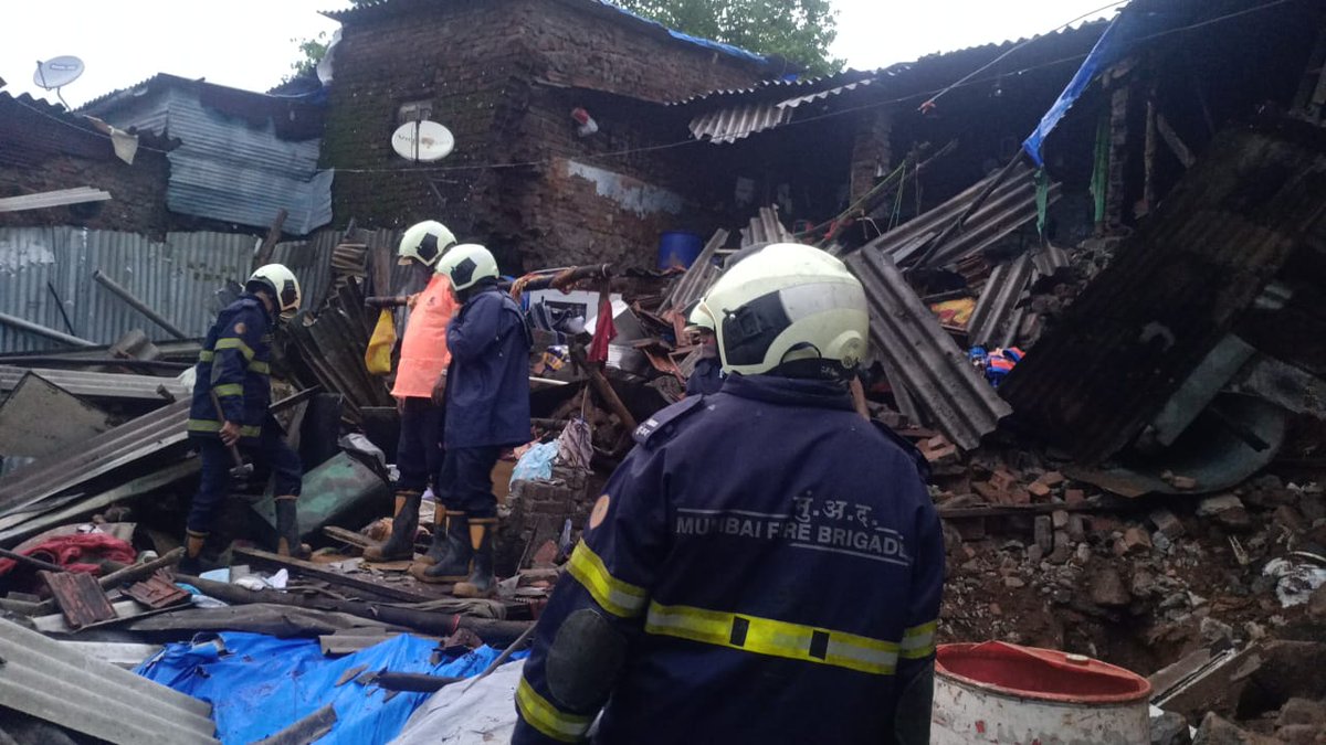 MumbaiLiveNews's tweet photo. #MumbaiRains : 26-year-old dies after 3 houses collapse in Dahisar
To read more, please visit - https://t.co/abiobEPQJM

#monsoon #Monsoon2021 #mumbai #BuildingCollapse https://t.co/L9Ga7zld6a
