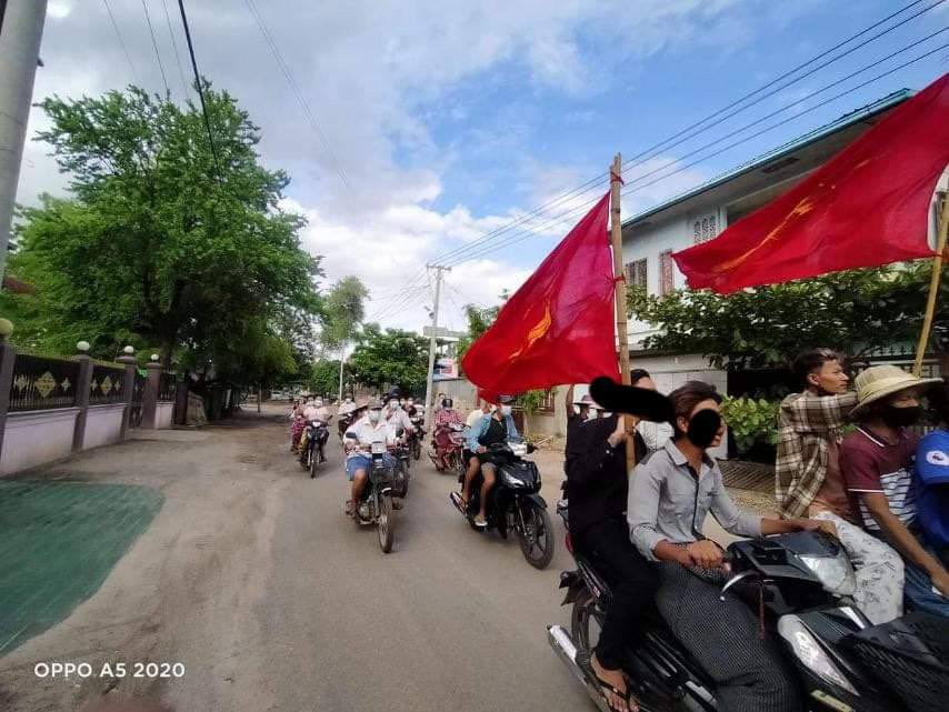 bd_willian's tweet photo. Students and Local residents of Monywa took to the PyaungDaungSu road and marched with motorbike for the second time to show their strong opposition of military dictatorship . #June11Coup  #HelpKayah  #WhatsHappeningInMyanmar https://t.co/tD2mt2ZvJ4
