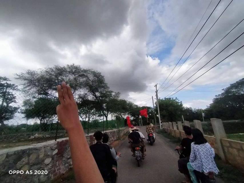 bd_willian's tweet photo. Students and Local residents of Monywa took to the PyaungDaungSu road and marched with motorbike for the second time to show their strong opposition of military dictatorship . #June11Coup  #HelpKayah  #WhatsHappeningInMyanmar https://t.co/tD2mt2ZvJ4