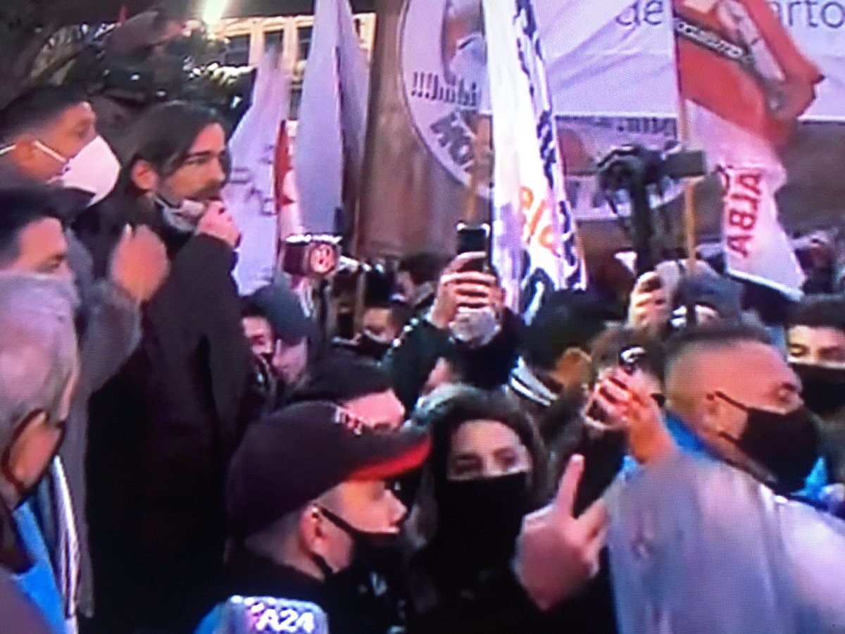 YpfFerrera's tweet photo. Tengo amigos que tienen restaurantes en LUJAN en Mercedes al aire libre y no pueden trabajar pero esto de un diputado en pandemia liderar una@marcha está permitido y cortar el puente por Dios has cuando todo esto y más medidas a partir de hoy  esto es joda @alferdez https://t.co/nuEx7A4V33