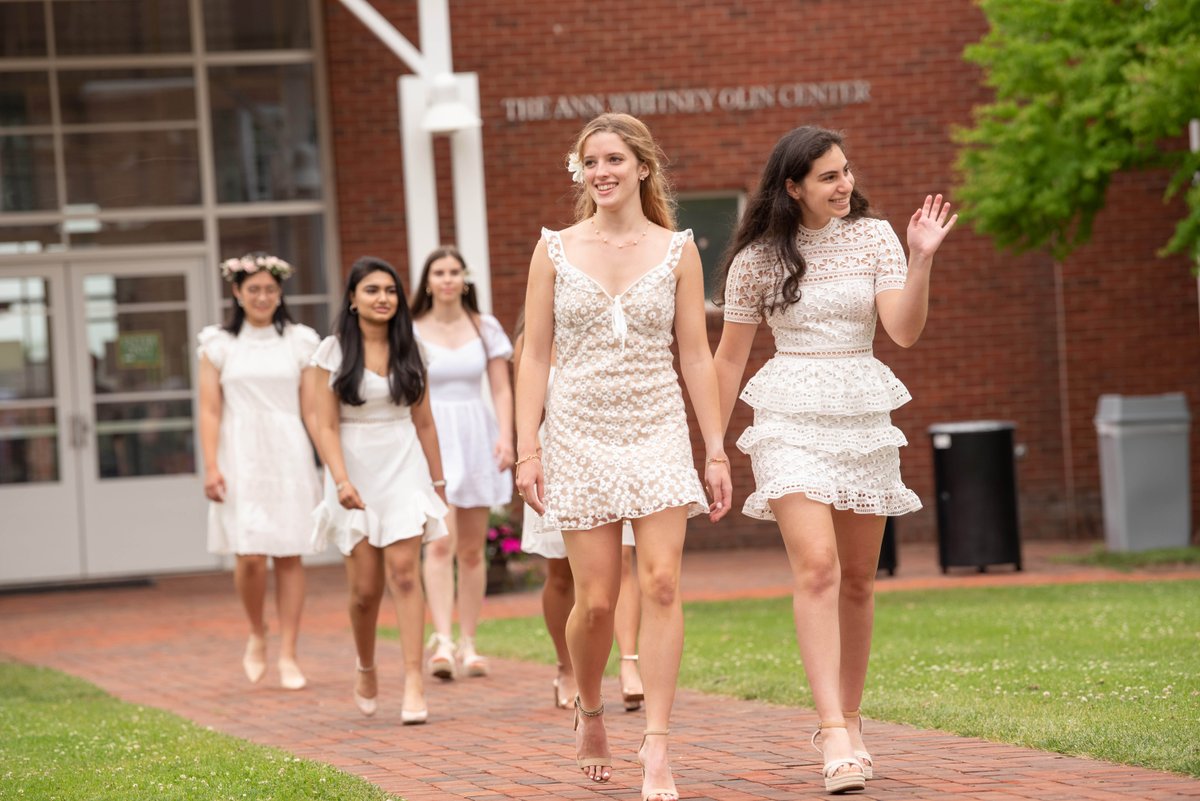 missporters's tweet photo. A week ago today, the Class of 2021 went from Miss Porterโs School students to our newest Ancients. Congratulations!
#MissPortersSchool #MPSGrad #ClassOf2021 #Farmington https://t.co/RmjqSZKli6