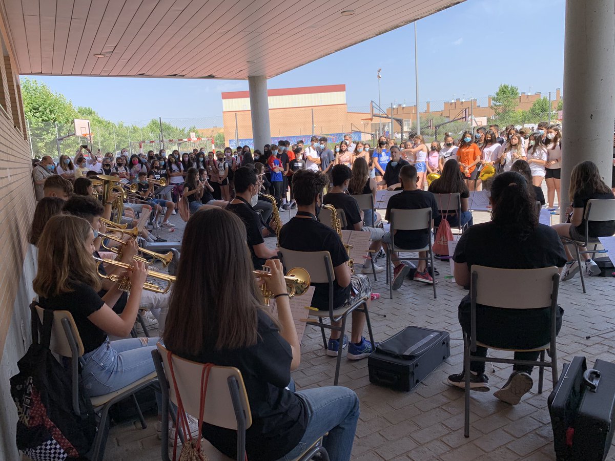 ClassbandParla's tweet photo. Enhorabuena a nuestros músicos de 3°ESO D y a su profesor, Gonzalo. Una classband siempre es un reto. Una classband en plena pandemia ya es otro nivel. Gracias por el concierto, artistazos! #CopérnicoClassband https://t.co/QF02WF2gdv