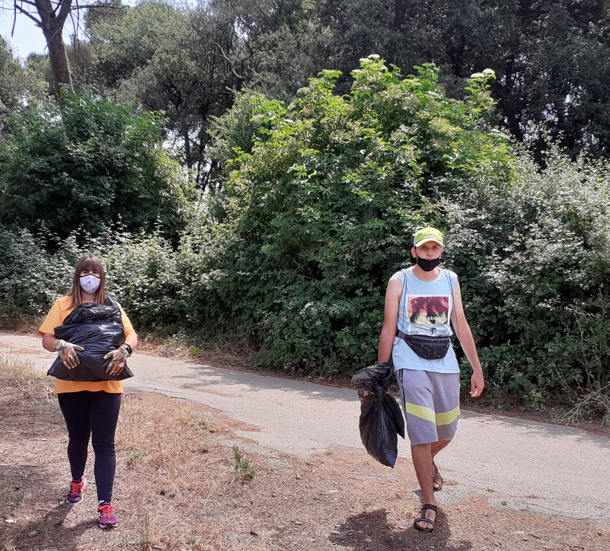 Alex_Pereznav's tweet photo. Dies d'aquells on recordem que els petits canvis són poderosos! #letscleanupday revitalitzant una bonica pineda de Cardedeu on #IFE power de @INS_Pla_Marcell fan arqueologia del residu, el clasifiquen, el pesen i reflexionen mentres obren pas a la natura 🌱❤ https://t.co/sljRetweFu