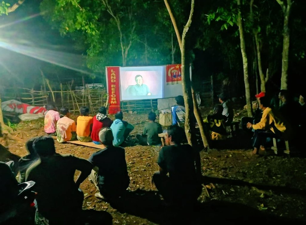 Dandhy_Laksono's tweet photo. Layar tancap "The EndGame" warga Bontobahari, Kabupaten Bulukumba. https://t.co/i1hpy44cRP
