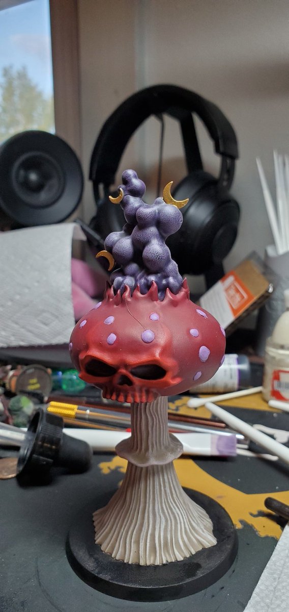 BrushLickaNym's tweet photo. #MiniADay arrives with Mork's Mighty Mushroom. Really happy with how this turned out. Not a single bit of shade paint was used to get the effects I wanted. Really happy with this one. Next post is going to be on Monday as the next one to paint is a large model. https://t.co/olHnq8cHXd