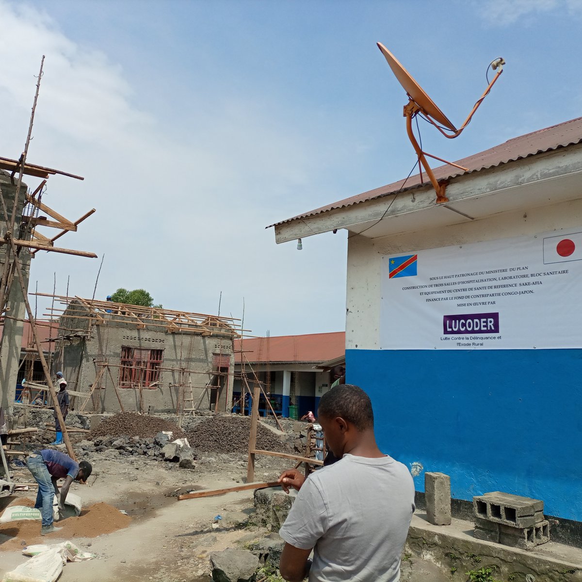 Lucoderasbl's tweet image. Sous le Haut patronage du Ministère du Plan avec l’appui financier du fonds de contrepartie Congo-Japon. LUCODER Asbl est en train de construire 3 salles d’Hospitalisation 1laboratoire et 1Bloc Sanitaire,dans le souci d’améliorer la qualité des soins de santé  du CSR  SAKE- AFIA