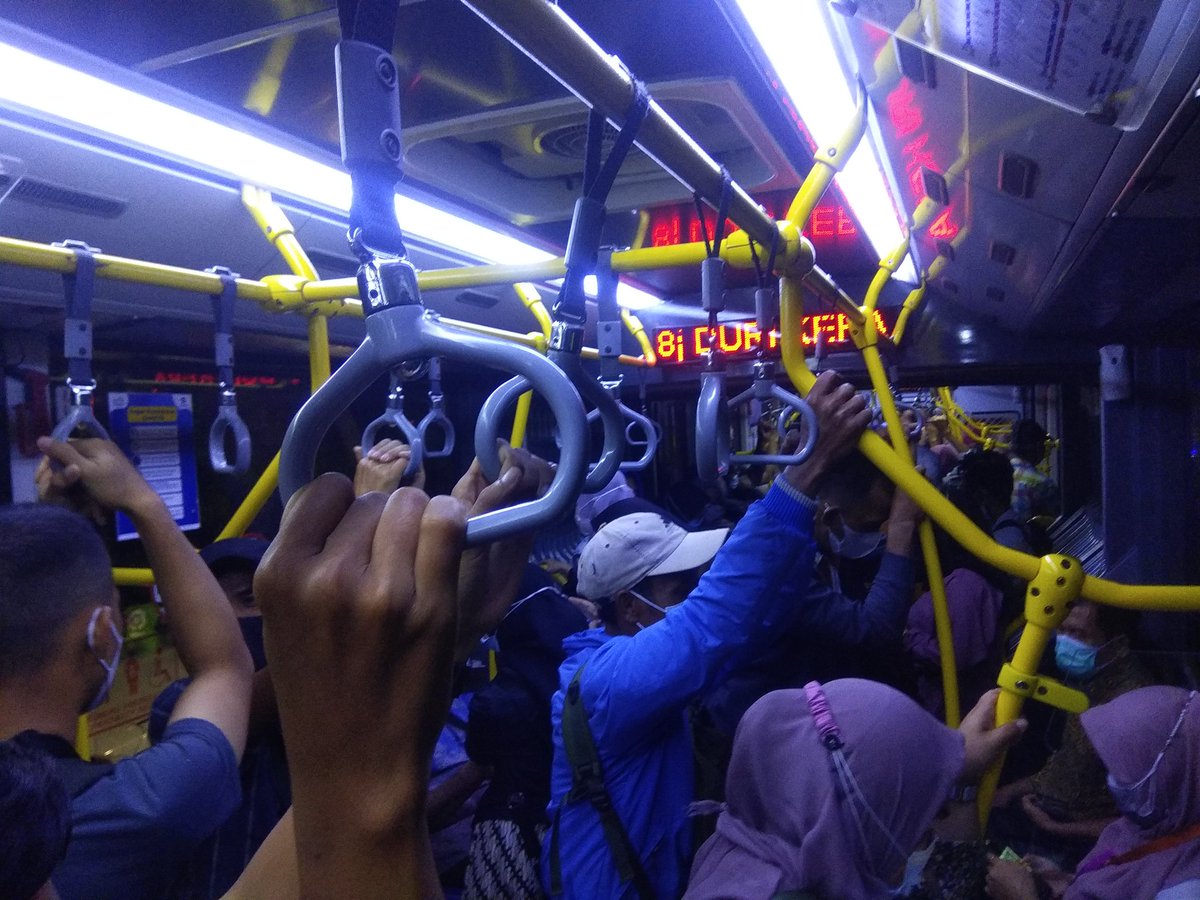 stev_lau's tweet photo. @PT_Transjakarta @aniesbaswedan @jokowi @Kiyai_MarufAmin dari halte masuk semua ke dalam armada bus, kenapa armada tidak ditambah?? Potensi besar penularan covid, mantab 👍🏼 https://t.co/ksooXzn7pz