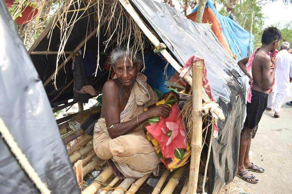 Pranav_Math's tweet photo. Bharat Sevashram Sangha Gangasagar branch is distributing relief materials to the Yaas Affected needy people of the Gangasagar. #yaascycloneupdate #yasscyclone https://t.co/R76nVMnWrI