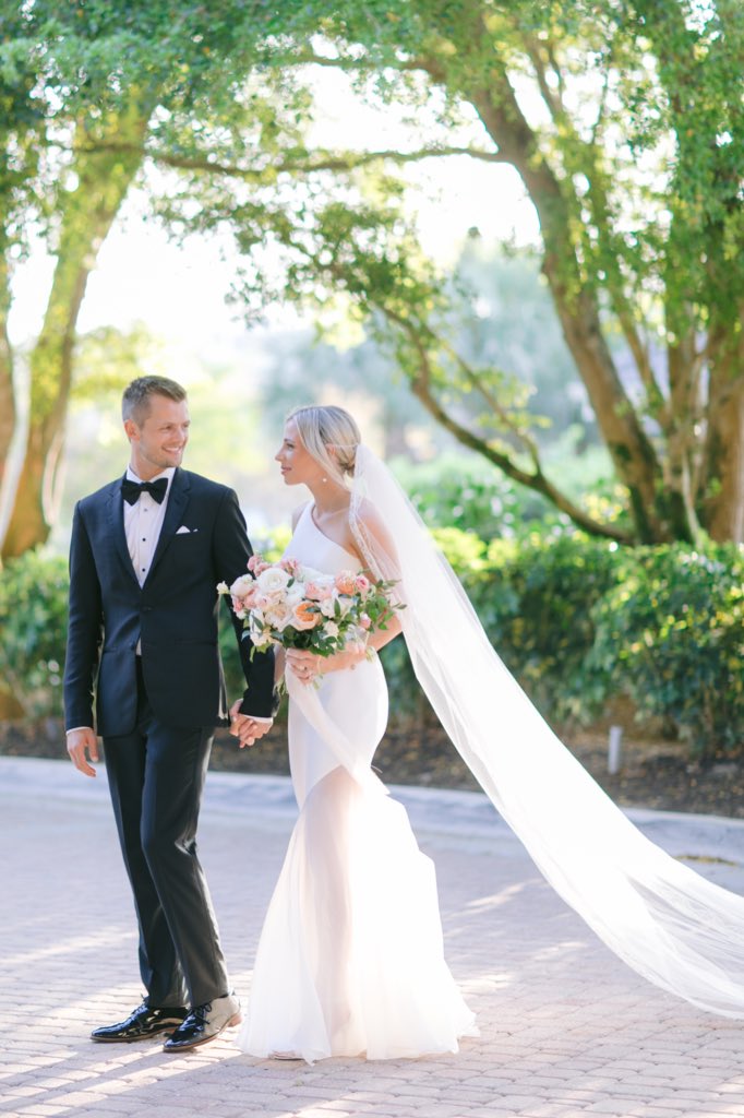 R E A L  B R I D E 💕 
How beautiful does Suzanne Neville bride Maureen look wearing Dahl for her absolutely breathtaking wedding day!
📸: @setfreephotography