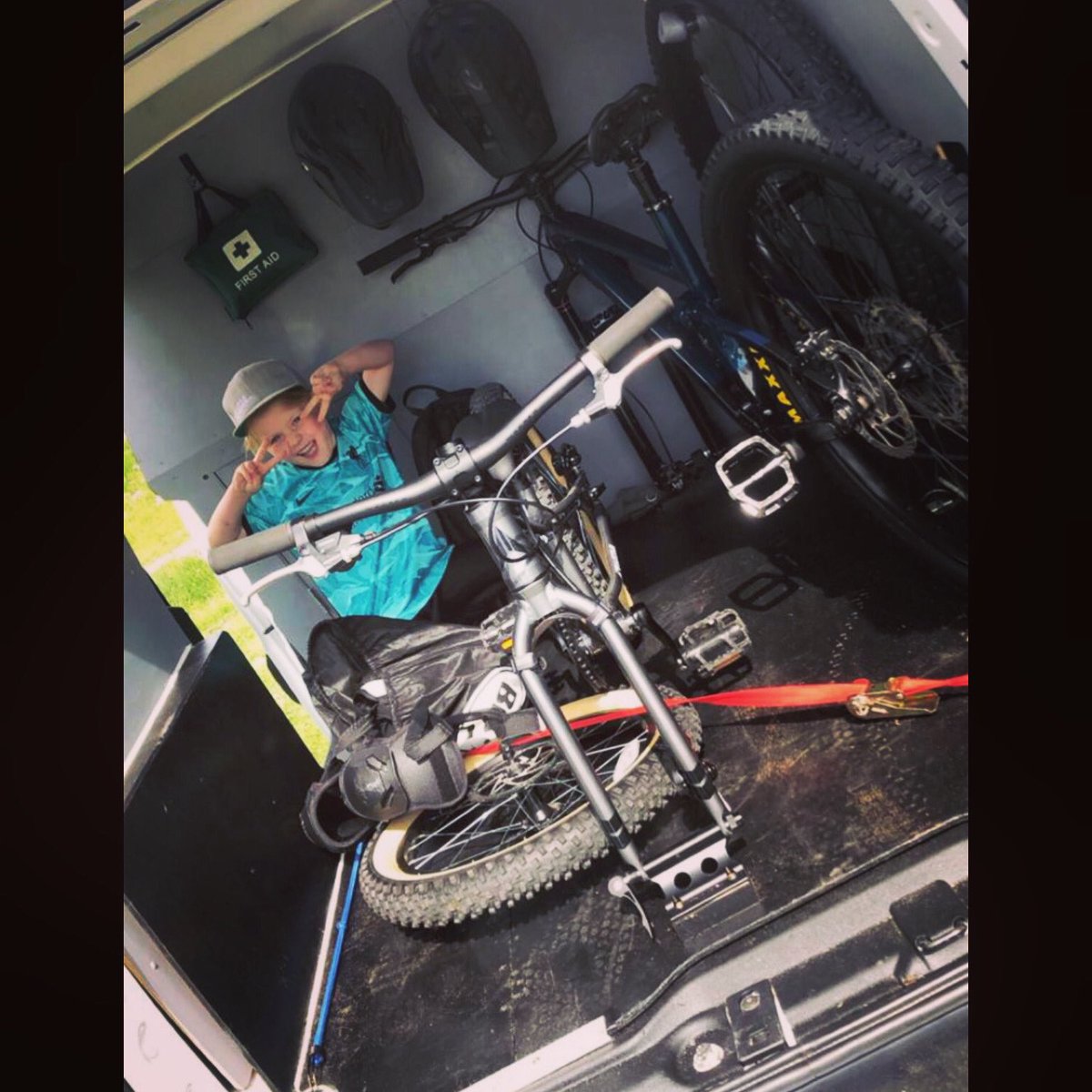 EpicEvie2's tweet photo. #mtbgirl #vitusbikes https://t.co/szCjJqcJ5W