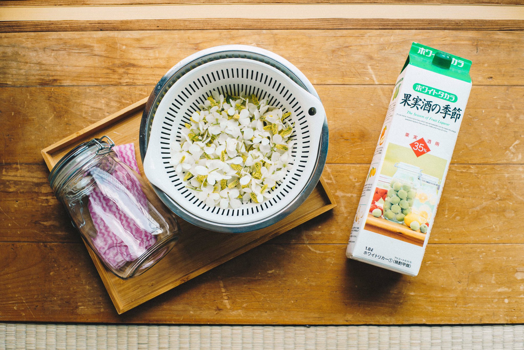 Ouchigoto ドクダミの花を焼酎に漬け込むとそのへんの蚊のかゆみ止め薬よりもめっちゃ効き目あるので毎年この季節になると作ってしまいます びっくりするくらい さっとかゆみが消える これは昔隣に住んでたおばあちゃんの知恵袋大全集の1つなのでマジ Ouchigoto ドクダミの花を焼酎に漬け込むとそのへんの蚊のかゆみ止め薬よりもめっちゃ効き目あるので毎年この季節になると作ってしまいます びっくりするくらい さっとかゆみが消える これは昔隣に住んでたおばあちゃんの知恵袋大全集の1つなのでマジ