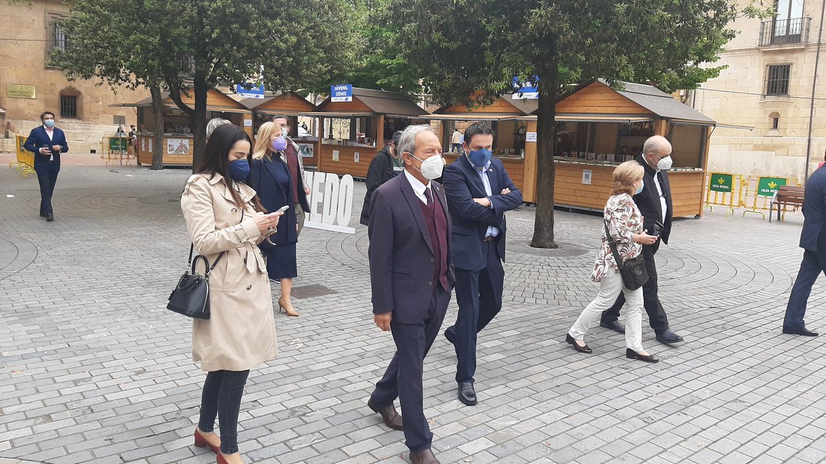 GMSOviedo's tweet photo. 📚📚 Los libros vuelven a las calles de #Oviedo y eso siempre es buena noticia. Hemos estado en la inauguración de @libroviedo para acompañar a l@s librer@s en esta vuelta a la 'normalidad'. Desde hoy y hasta el domingo 20... Pasen y lean!!! 📖📖 https://t.co/MiDfHU8xB7
