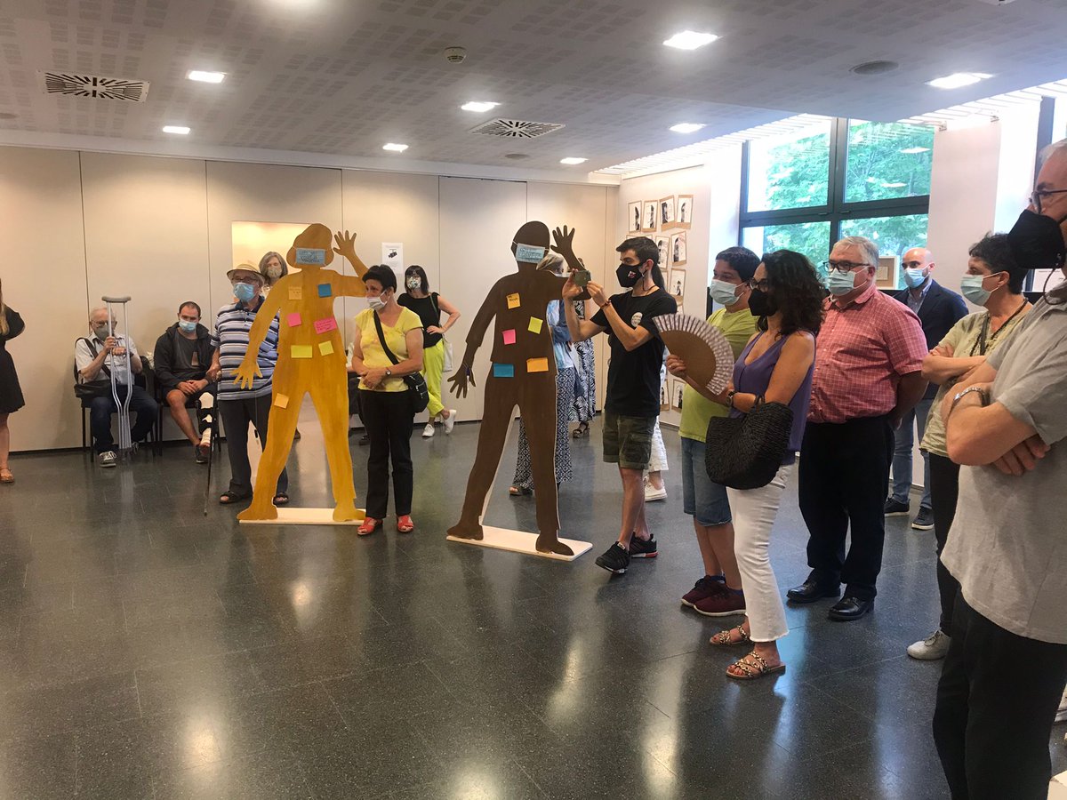 Cataloniafundac's tweet photo. Hem inaugurat l’exposició “Els ulls ens continuen brillant” a l’@EMDValldoreix. A través de 18 fotografies en blanc i negre, les persones dels nostres centres ocupacionals han volgut mostrar com han viscut els mesos de la pandèmia. 
#CatalòniaFundacióCreactiva #CatalòniaSomTots https://t.co/YXdJ0MJ7t0