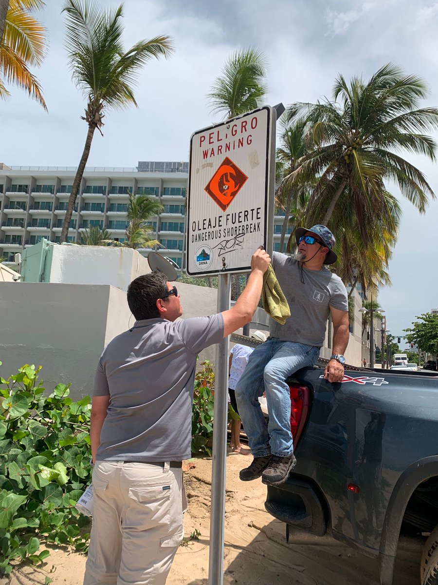DRNAGPR's tweet photo. El DRNA instala rótulos detrás de los hoteles La Concha y el Marriot, dónde el área NO es aptas para bañistas por las corrientes marinas, el fuerte oleaje y las rocas que predominan el área.

#DRNA https://t.co/8N0sN4kT5k