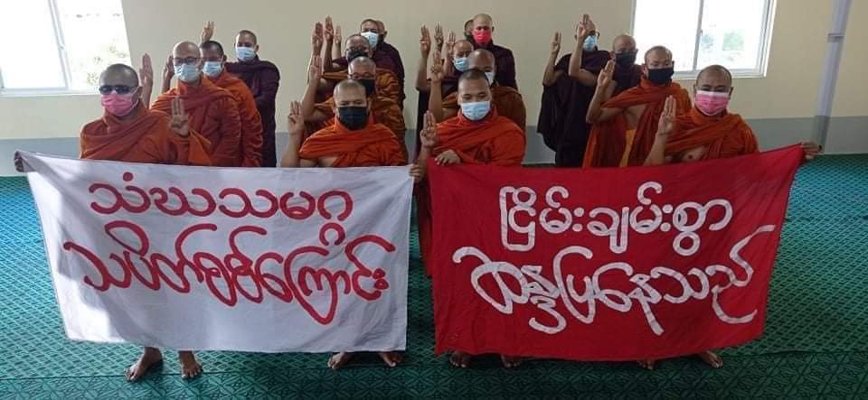dvbburmese's tweet photo. မန္တလေးမြို့မှာ ဇွန်လ ၁၁ ရက်နေ့ ညနေပိုင်း က စစ်အာဏာရှင်စနစ်ပြုတ်ကျရေးအတွက် မန္တလေး သံဃသမဂ္ဂသပိတ်စစ်ကြောင်း ချီတက်ဆန္ဒပြ။

ပြည်သူပြည်သားတွေ ဆင်းရဲဒုက္ခအပေါင်းက အမြန်လွတ်မြောက်စေဖို့ ပရိတ်ရွတ် မေတ္တာပို့ ။

#dvbtvnews #Mandalay #RejectMilitaryCoup #WhatIsHappeningInMyanmar https://t.co/JuchLAErHY