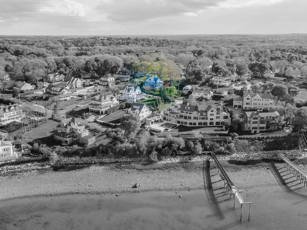 JeffCutler's tweet photo. @aplusk @Oprah - You two may know someone who wants to move to Hingham and live by the water. My mum’s house (she passed in Jan) is being listed tomorrow. Reach out for images/ listing link. Thanks and I hope you’re well. Highlighted house and then yard. Under $3M. cc @saulcolt https://t.co/HH8LfoJufD
