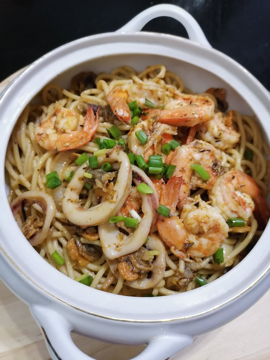cikbulanrebel's tweet photo. Sebab semalam orang tu xdapat menikmati sepenuhnya spagetti dia (3x tambah pon xmenikmati tauuuu😏😏),
arini dia mintak repeat menu seropa!!!
Sakit gigi ni mmg boleh extra manje yerrr...🙄🙄
Ngade tau🍴 #repeatmenu #uponrequest #aglioOlio https://t.co/4V8AWArsPR