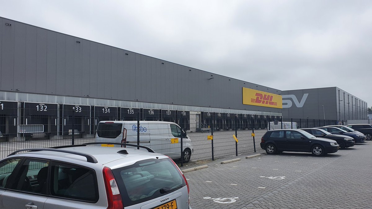 Zit hier nu @DHLNL voor de 2e x eindeloos te wachten om zelf maar bestelling op te halen. Reden: opgegeven adres zou niet bestaan. Best ingewikkeld kennelijk, een adres in NL, waar je dan zelf bent. En dan bellen, regelen, en als je dan komt, het niet ff hebben klaarliggen