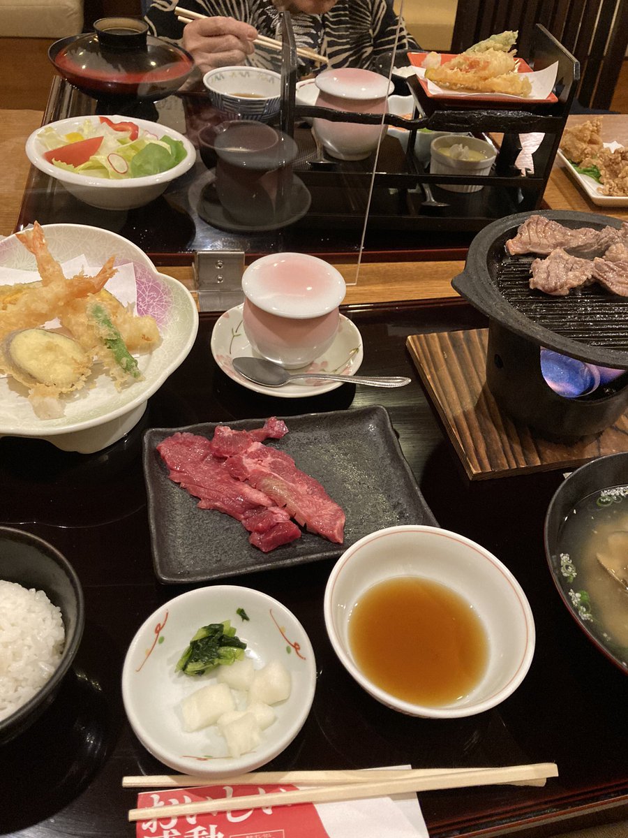 今日は義母のお誕生日。お食事に行きました。息子や孫の誕生日はスルーするのに自分の誕生日はアピールして美味しいものが食べたいと…いいけどねー😅