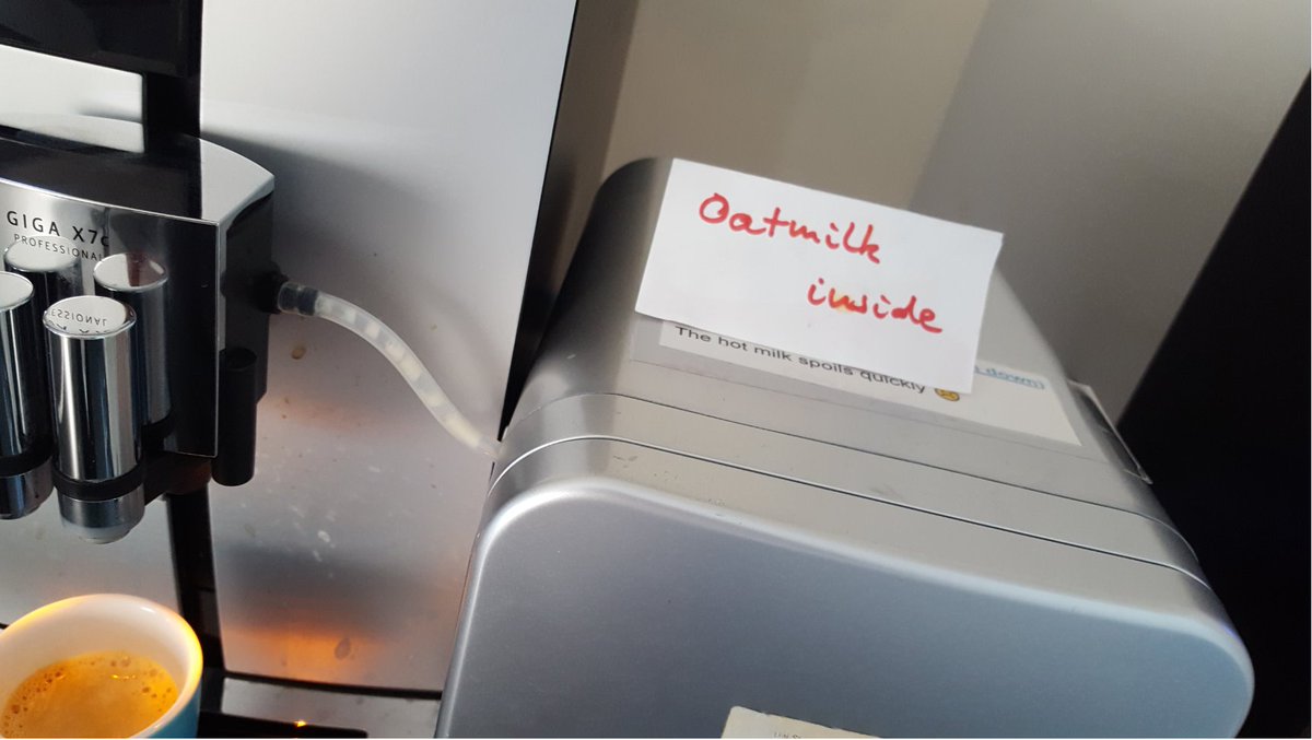 Oatmilk looks like the new default option for making cappuccino for some 60+ people in the shared office of <a href="/klimafakten/">Klimafakten</a> <a href="/cleanenergywire/">Clean Energy Wire</a> <a href="/AgoraEW/">Agora Energiewende</a> <a href="/agoraverkehr/">Agora Verkehrswende</a>.
Switching to plant-based diets is one of the biggest levers in tackling the #ClimateCrisis #Coffee