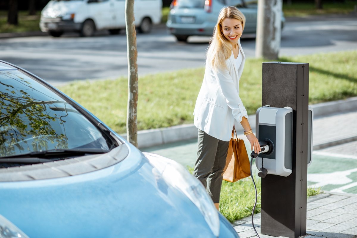 A recent article in AM Online suggests that almost half (49%) of UK motorists expect to buy an electric vehicle (EV) in the next decade, according to data from a recent Lloyds Banking Group study.
fisconline.co.uk/customers-more…