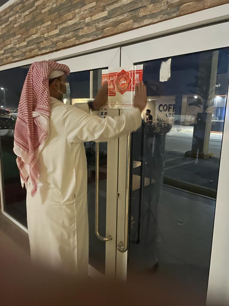 Alahsamun's tweet photo. #أمانة_الأحساء ممثلة ببلدية جواثا  خلال جولاتها الرقابية تضبط وتصادر اطعمة منتهية الصلاحية غير صالحة للاستهلاك الآدمي 
وتم أتخاذ الاجراءات اللازمة حسب لائحة الجزاءات البلدية واغلاق المحل

#أمانة_الأحساء 
#امتثالك_أمانة
@saudimomra https://t.co/puHgaQbvvy