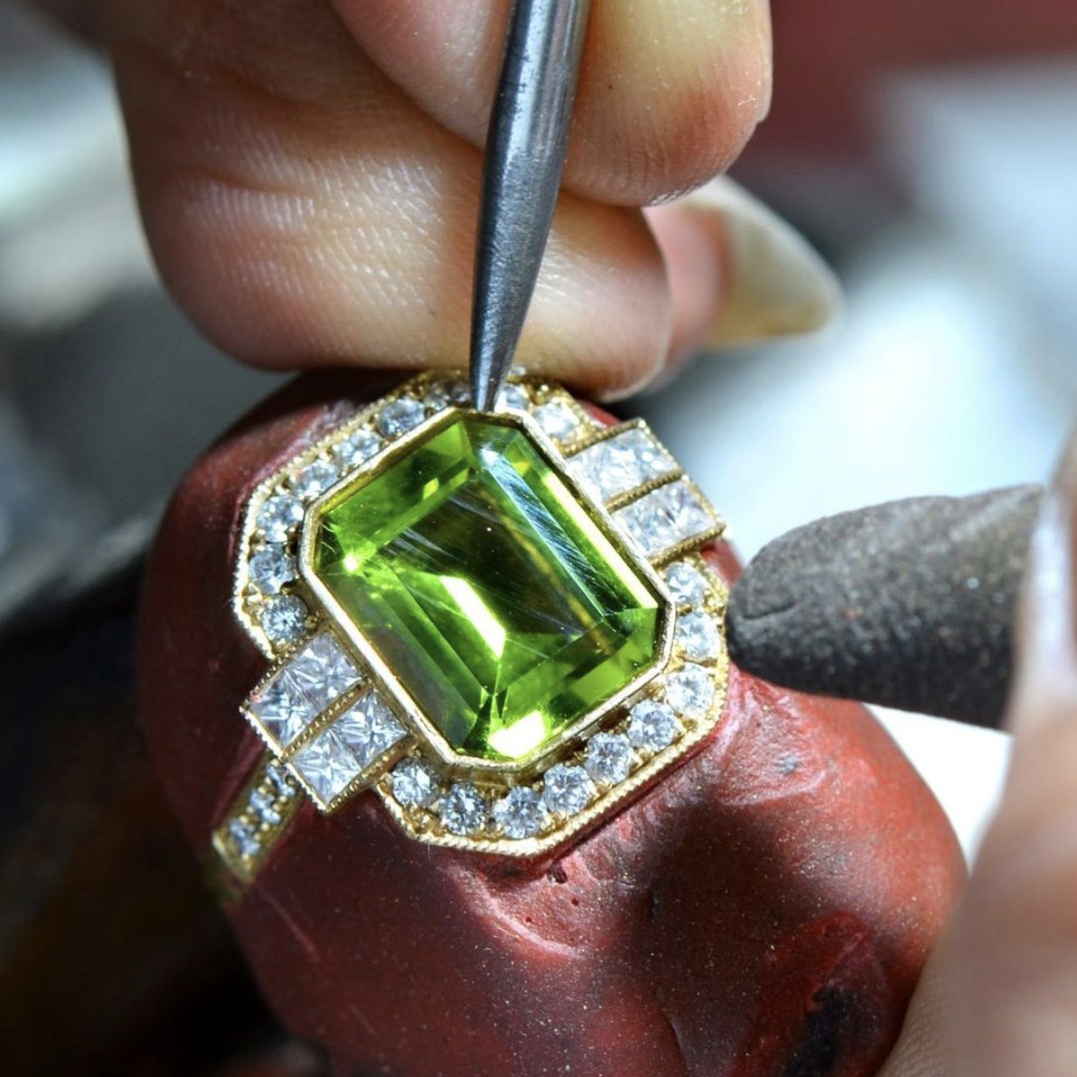 Setting the centre #peridot into this #stunning #artdeco inspired #diamond #ring in 18ct yellow #gold in The Northcote Jeweller #workshop

We are so much more than just a high street jewellery stop

thenorthcotejeweller.com

#jewellery #shopping on the #northcoteroad #london #sw11