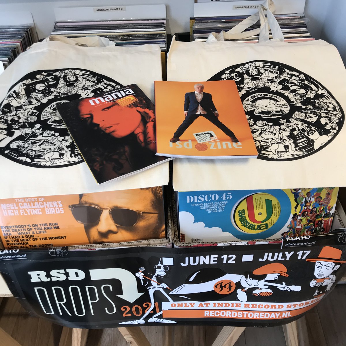 Morgen vanaf 10:00 Record Store Day drop 1! Veel speciale releases en voor de snelle kopers een mooie tas met de Spinvis single, tot morgen :)