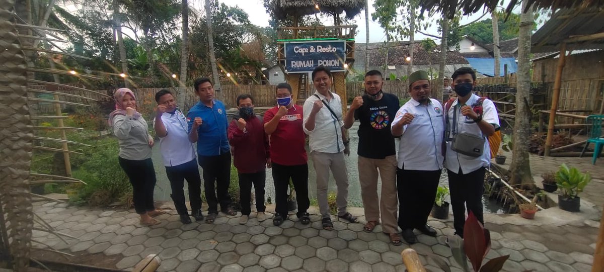 Kunjungan Kerja #tppjatim ke #tpplumajang

Cak Sholahuddin mengunjungi BUMDesa Sukosari Kecamatan Jatiroto yang sdh viral dikenal Resto Rumah Pohon. Ikut mendampingi <a href="/ImamBayhaki14/">Imam Bayhaki</a> <a href="/SuwantoroEko/">Eko Suwantoro</a> <a href="/FawaidJ/">faid</a> <a href="/yudo_arizona/">Yudo Arizona</a> tpp kec. Jatoroto &amp; Randuagung

<a href="/halimiskandarnu/">ABDUL HALIM ISKANDAR</a>
<a href="/tppkemendes/">TPP KEMENDES</a>