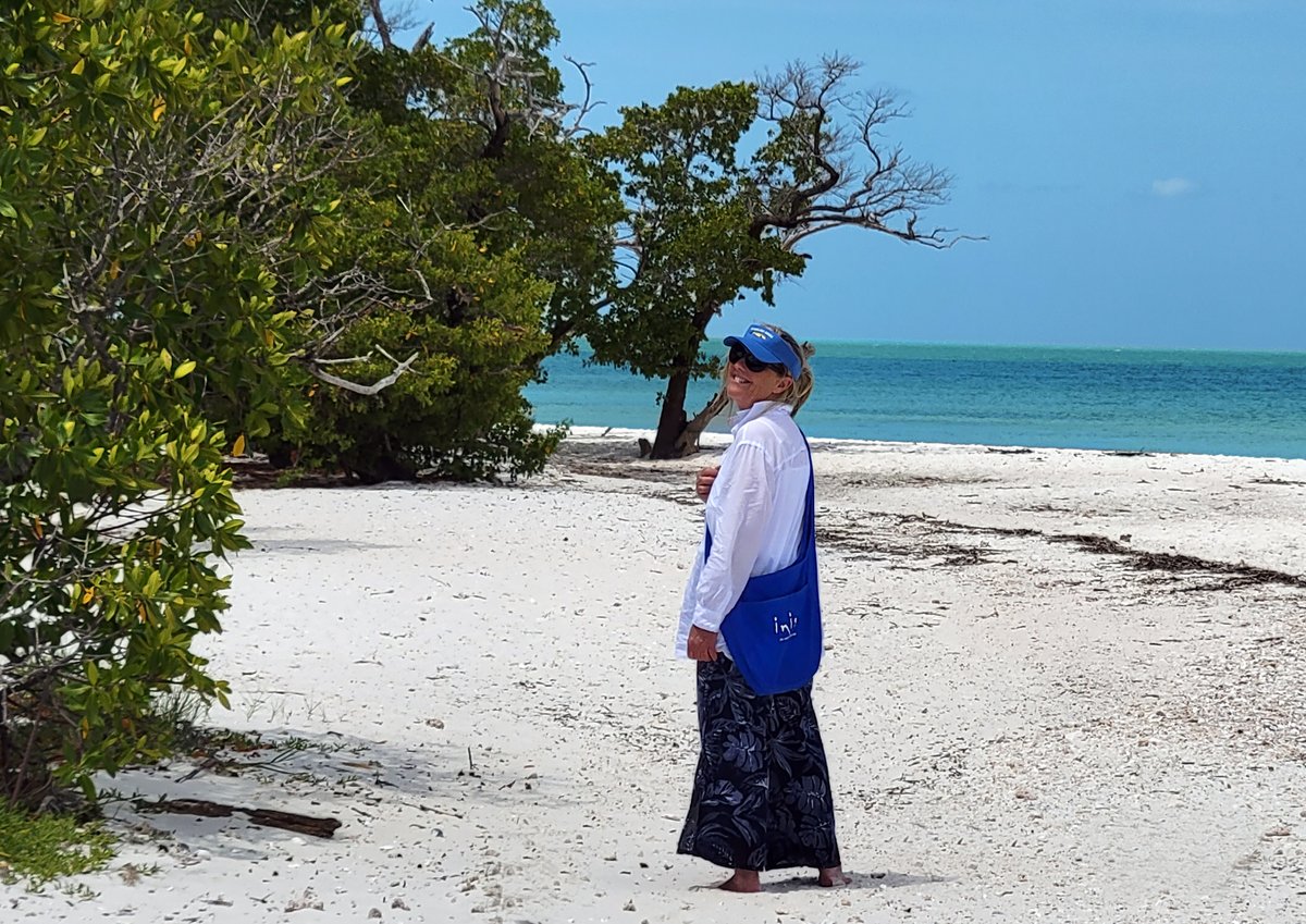 Sandy toes, sun kissed nose ☀️ Our Inis Bag spotted here at Marco Island, Florida 💙💙 #inis #sunnydays