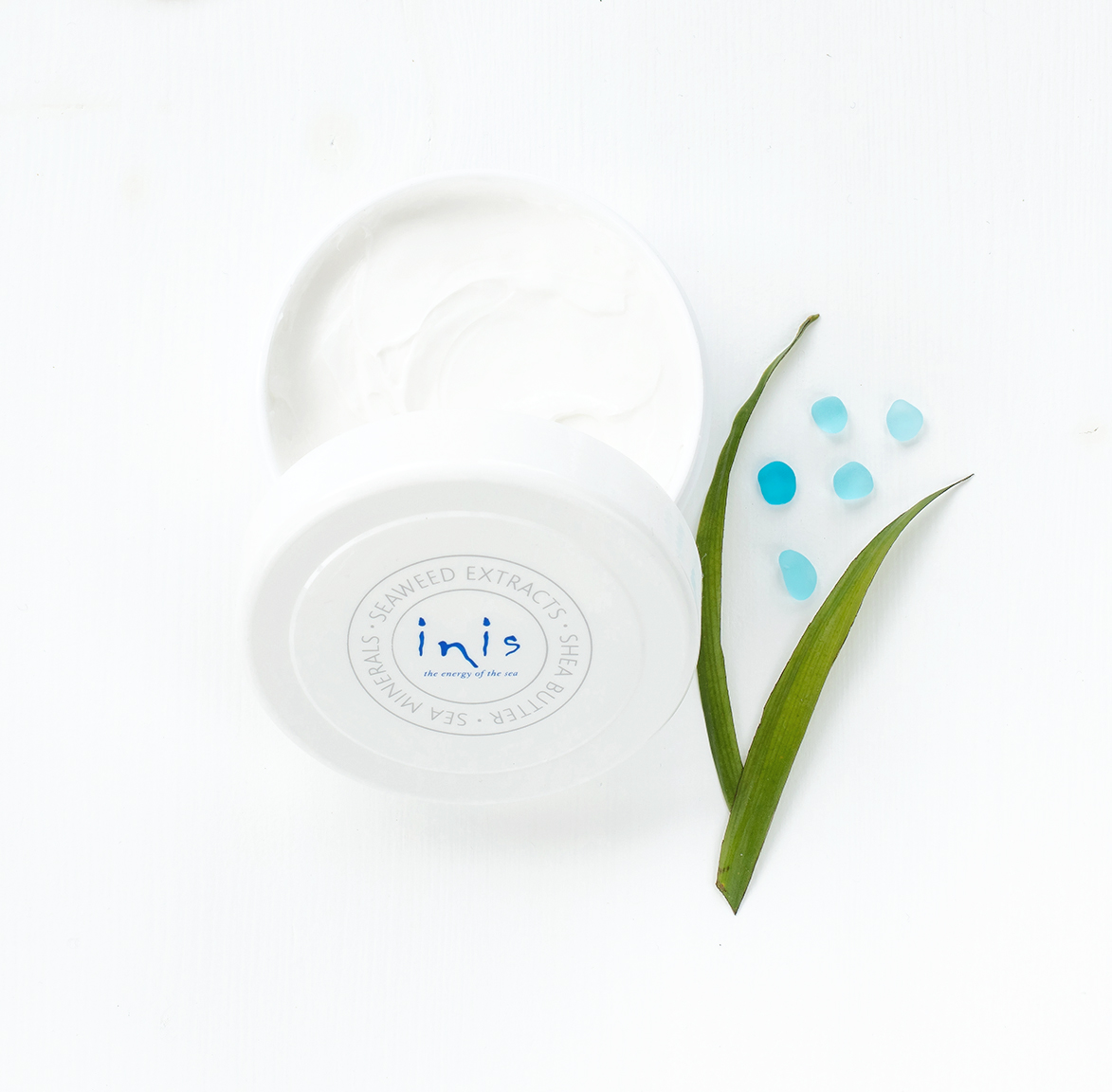 Rejuvenate and replenish dry skin with our nutrient rich Body Butter 💙Full of seaweed extracts and sea minerals, this luxurious treatment cream provides deep, lasting hydration – perfect after a day at the beach! ☀️ Leave the skin silky smooth, and all with the scent of Inis!