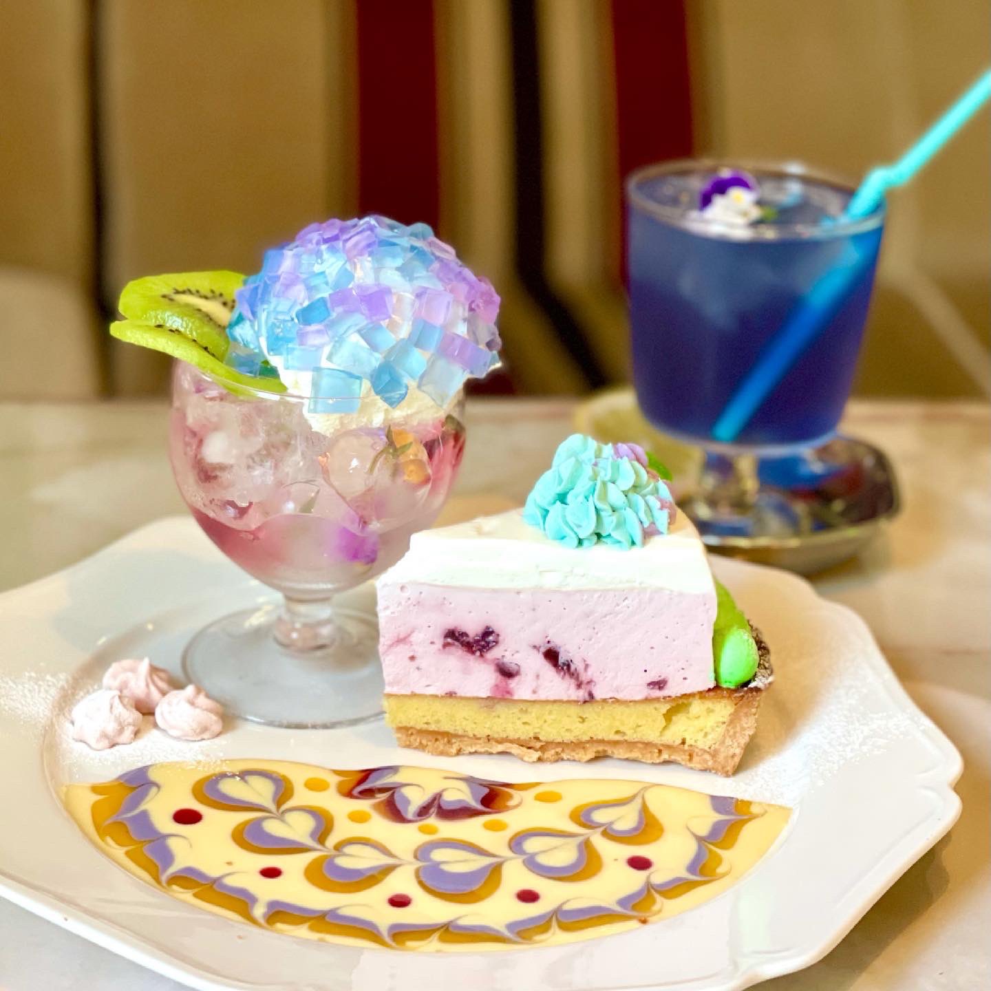 ひろみ 今日のスイーツは 紫陽花プレート かわいくて爽やか 紫陽花の上にシロップ アイスティーにレモンを入れたら 青色が紫に変わってきます いろいろ楽しい 紫陽花スイーツ カフェデアゲンダ T Co Sipip92aya Twitter