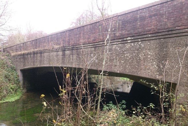 HighwaysSEAST's tweet photo. As work continues to the River Itchen bridge at Kings Worthy, the #A33 link from B3047 London Rd to #A34 will be closed overnight on Sat 12 and Sun 13 June 9pm to 6am. Separate diversions will be in place for HGVs and vehicles under 7.5t. For more info see https://t.co/H8yAiubbt8 https://t.co/1EMfQwEBp6