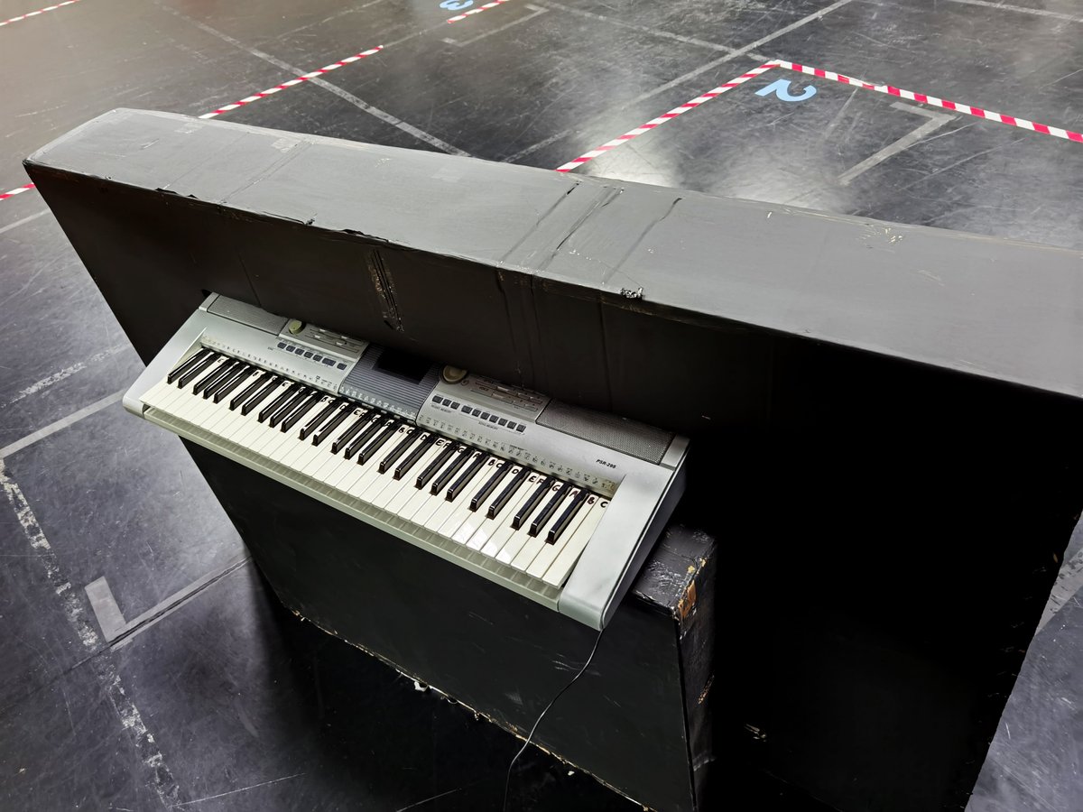 Need a playable upright piano as a quick and light prop for Year 12 drama exam? No problem, stick two card boxes together, paint them black, stick a @YamahaMusicEU PSR in it... Boom! 🤯 Upright Piano! 

#Drama #York #Theatre #Year12 #piano #theatreprops