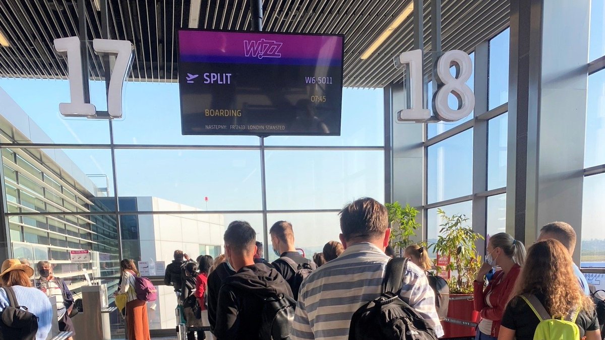 LSASaero's tweet photo. Dziś mieliśmy przyjemność odprawić pierwszych pasażerów odlatujących z @KrakowAirport nowym połączeniem do Splitu ✈️ ☀️
#A320 linii @wizzair zabrał na wakacje do Chorwacji 110 pasażerów 😎
@Airbus #LubimySamoloty #LSAS #HighFlyingHandling https://t.co/1j7J42xAsd