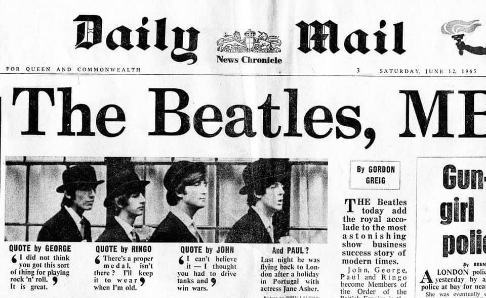 friseuringo's tweet photo. Paul McCartney return from their Portuguese holiday a day early.
On this day it was announced that the Beatles would be awarded the Member of the Order of the British Empire.
#TheBeatles #Friday11 June 1965 https://t.co/c2IsN9JtPa