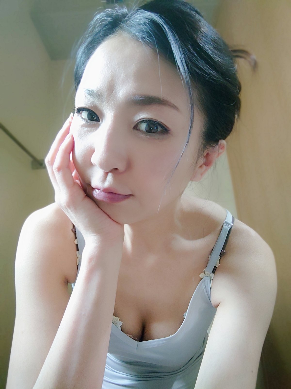 艶堂しほり on X: 新しい📱は、 眉間の傷と毛穴が分かるくらいにナチュラルになりました（笑） トイレから失礼します。  t.coRHtD9Wd4XH  X