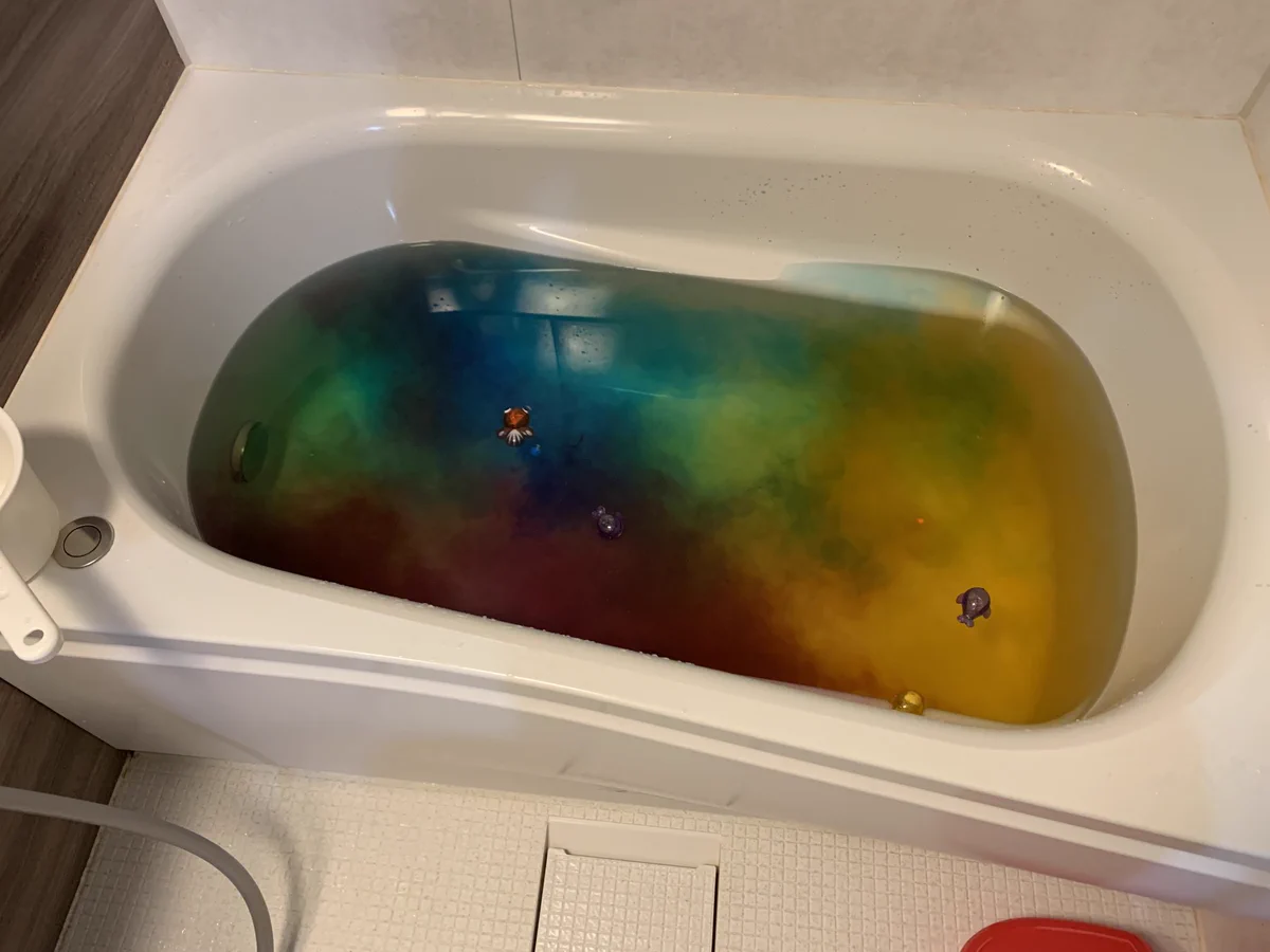 5歳の娘さんのイタズラwww色んな入浴剤を入れたら宇宙を感じる仕上がりにwww