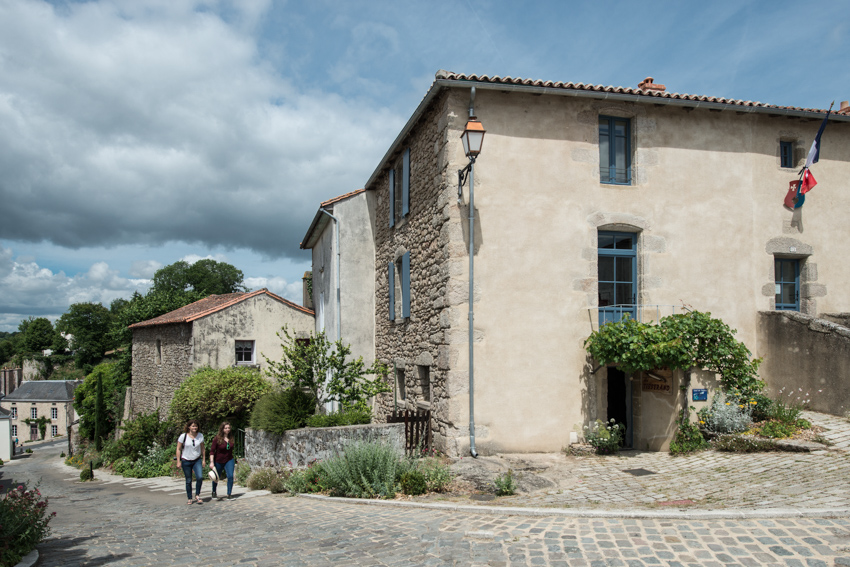 On retrouve Arnaud dans l'Emission Ensemble c'est mieux <a href="/F3PaysdelaLoire/">France 3 Pays de la Loire</a> du mercredi 9 juin à partir de 27min. 
Il nous parle du <a href="/FestivalPoupet/">Festival de Poupet</a> et des activités pleine nature au bord de la Sèvre Nantaise- Paysdemortagne #vendeevallee #bocagevendeen
👉 france3-regions.francetvinfo.fr/pays-de-la-loi…